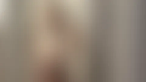 heute einfach nur kurz vorm spiegel gestanden… ohne großen plan 🙈 irgendwie fühl ich mich aber trotzdem ganz gut so 😌 was meinst du… kann man so lassen, oder soll ich mehr Kleidung fallen lassen? 💋