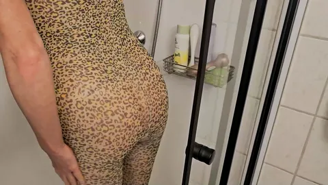 Trailer zur Duschaktion im Leo-Catsuit, Masturbation und auslaufende Nacktschnecke