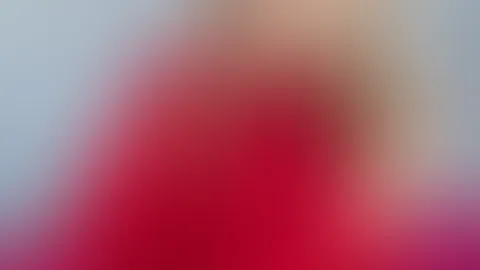 Ich bin heute besonders verspielt. Zwei hohe Pferdeschwänze, schwarze Strümpfe, die meine Beine so sexy umschmeicheln, und dieser dünne, durchsichtige schwarze Slip...