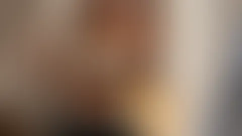 Würdest du nicht gerne von hinten kommen und meine Titten auspacken?