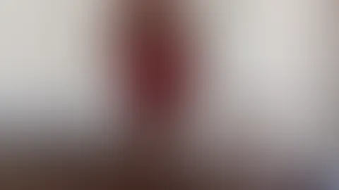 Du magst Rot hm Ich weiß genau was solche Blicke mit dir machen Komm näher und sag mir was du dir wirklich von mir wünschst Ich bin hier… und ich spiele nicht brav