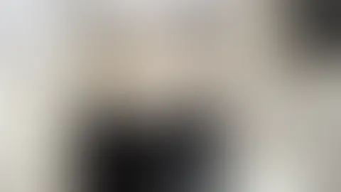 Eigentlich wollte ich mich nur schnell umziehen … doch dann stellte ich die Kamera auf und drückte auf Play😛 Ich ziehe mein Oberteil aus und fange an, meine Titten zu kneten. Dann zog ich mir langsam