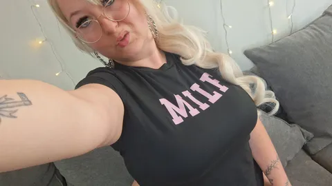 Geile MILF-Action: Titten, Dildo & geiler Ritt🔥 Du willst mich sehen, wie ich mich richtig schmutzig vergesse🥵? In diesem Clip zeige ich dir meine prallen Brüste, lecke sie genüsslich ab und bespuck