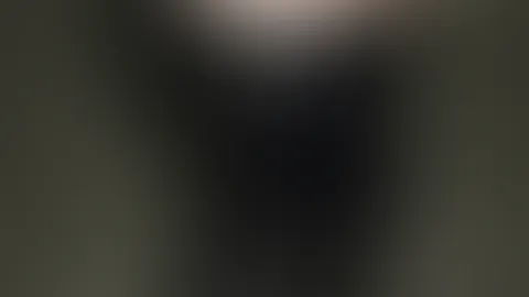 Schau mit zu, wenn ich meine enge Wetlook Hose für dich ausziehe und mit dir spreche 😍