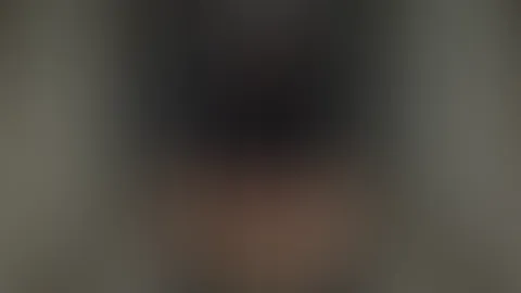 Ich berühr mich gerade... und stell mir vor, es wären deine F****r.“