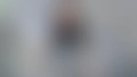 Manchmal fühlt sich das Leben an wie diese Wand: massiv, grau und undurchdringlich. Wir stehen davor und fragen uns, wie es weitergehen soll. Aber dann merkst du: Nicht jede Wand ist ein Hindernis. Ma