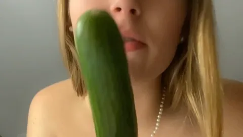Schiebe mir eine GURKE in meine kleine enge P***y und esse sie anschliessend sogar brav auf ☺️👅