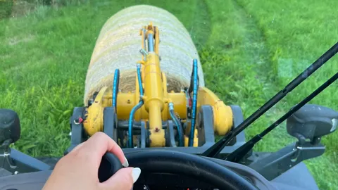 Titten wackeln beim Radlader fahren