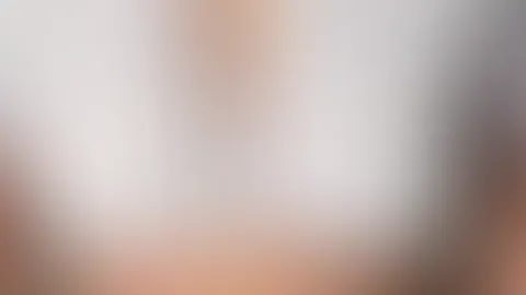 Im kurzen Top hüpfe ich und lasse meine Titten springen..