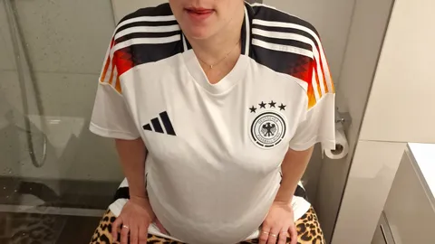 BJ Natur auf den Klo im EM Trikot im Mund gekommen.
