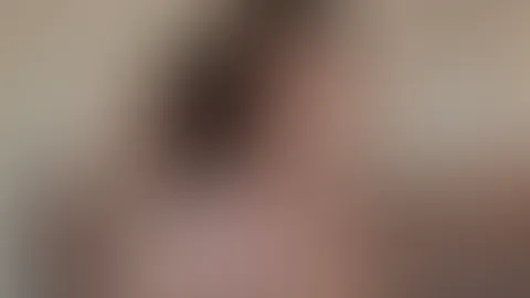 Schaut euch das an, Babes! 😈 Ich lass diese pralle, glänzende Beute kreisen und schüttel sie richtig geil zur heißen Musik. Glitzer überall, pinker Stoff kaum da… pure Verführung! 🔥 Wer will mehr? �