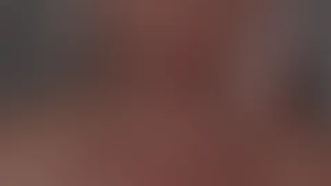 So geil besorgt es mir meine Freundin mit dem Dildo zwischen zwei Stühlen.