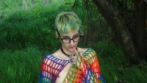 Grimassen im Regenbogen-Crop-Top 🤪🌈