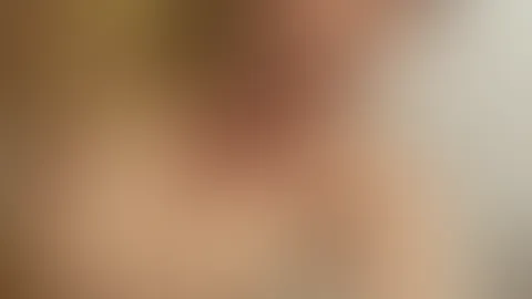 Wer von euch wäre so lieb und würde mich ein bisschen eincremen? 😏😈