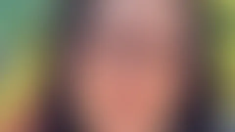 Mir ist gerade so kalt… 🥶💜 draußen ist es zwar schön… aber irgendwie fehlt mir gerade etwas Wärme…  vielleicht jemand, der mich ein bisschen festhält… oder mich auf andere Gedanken bringt… 😏  die F