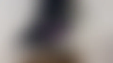 Dieses Video ist nur ein kleiner Vorgeschmack auf das, was dich erwartet. Genieße den freien Einblick – und wenn du mehr willst, findest du in meinem Abo noch heißere, persönlichere Momente, exklusiv