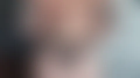 Und hier bin ich ohne Kleid, nur in Höschen… Wie gefällt euch das? Gefällt euch mein 🍑? So prall und rund… Willst du ihn versohlen oder gleich mit beiden Händen packen? 💦