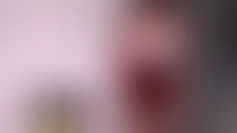 Mmmm, schau mir dabei zu wie ich dir langsam meine geilen Titten zeige 😼. Während ich immer weiter meine Hüllen fallen lasse, kannst du meine geile Stimme dabei hören 🥵. Glaubst du ich hab noch mehr