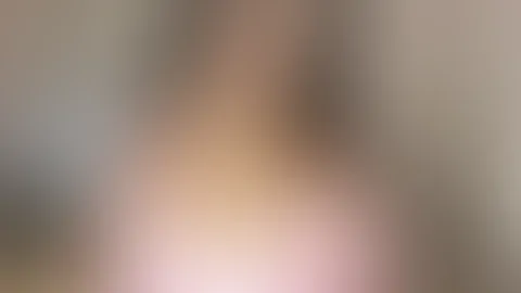 Hallo, möchtest du sehen, was ich unter meinem Hemd trage?