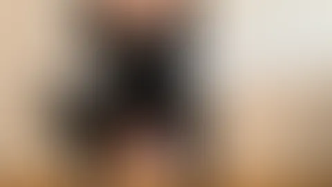 Heute hatte ich Lust, ein bisschen mit euch zu spielen⊠đ Ein Blick, ein Moment⊠und vielleicht verrĂ€t mein Outfit schon, dass ich heute nicht ganz brav bin. đ„ Wer von euch hĂ€tte gerade gern einen P