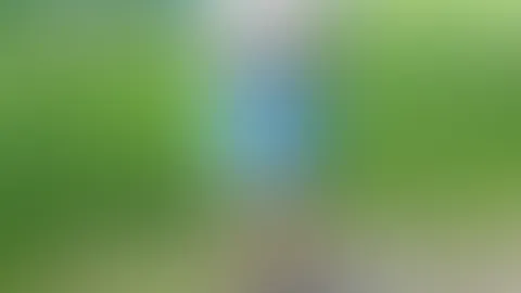 Ich zeige mich gerne öffentlich. Hier präsentiere ich mich tagsüber oben ohne auf einer Autobahnraststation