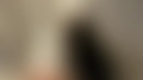 Soll ich sie anbehalten oder ausziehen? 🔥 Schreib mir mal in die DMs, was du lieber magst...