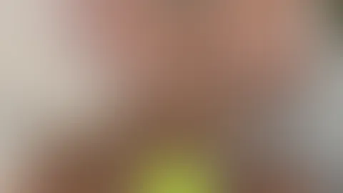 Gefällt es dir, wie ich meinen Dildo hart w***se? Stell dir vor, es wäre dein S*****z, den ich fest in meiner Hand halte 💦