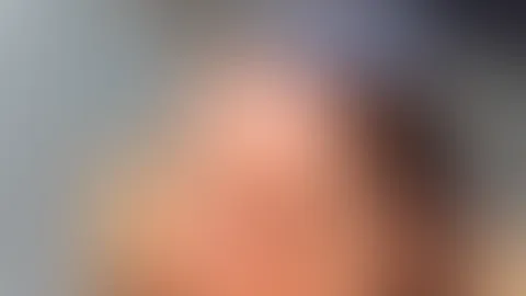 Ein lauer Abend, ein sanftes Lächeln und eine Stimmung, die Lust auf ein kleines Flirtgefühl weckt… 😏 Manchmal genügt schon ein einziger Blick, um diese besondere Anziehungskraft zwischen uns zu entf