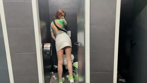 Beim Feiern auf der Clubtoilette a**l gefistet