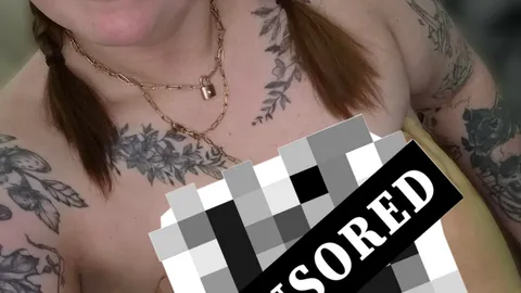Er TrĂ€gt latexhandschuhe und fasst mich anđ„”