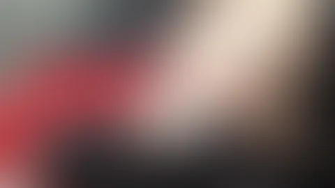 Muttermilch wird in ein Glas voll gespritzt