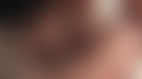 So ein wunderschöner, unrasierter S*****z vor mir – voll und schwer, mit einer feuchten, glänzenden Eichel, die langsam unter der Vorhaut hervorrutscht. Mein Mund kann es kaum erwarten, ihn zu spüren,