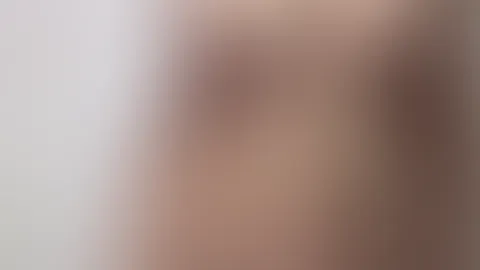 Ich stehe im Bad, oben ohne… ziehe meine Hose aus….
