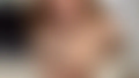 Ich knie im Bett und ich gehöre dir! Spritz mir schön die geilen Brüste voll!💦 Für Abonnenten kostenlos