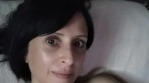 Hausfrauen Nackt allein zu Hause