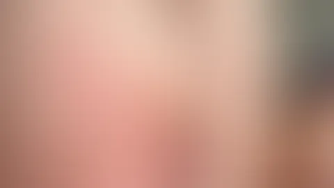 „Eigentlich sollte ich nicht nackt in der Küche stehen… stattdessen hab ich mich verbrannt 😭🔥 Na, wo würdest du mich auf dem Bild eincremen? 😏“