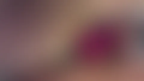 Teen Lana spielt mit ihren Toys