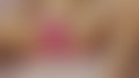 Krasses neues Video😈 Ich liege nackt auf der Couch ich bin gefesselt mit Handschellen trage eine schwarze Leder Maske übers ganze Gesicht nur Augen und Mund sind zu sehen... dazu trage ich einen pink