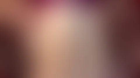 Der Stoff ist so weich, aber was darunter passiert, ist absolut heiß... 🔥 Manchmal ist es viel aufregender, das Höschen anzulassen. Willst du sehen, wie ich mich berühre?