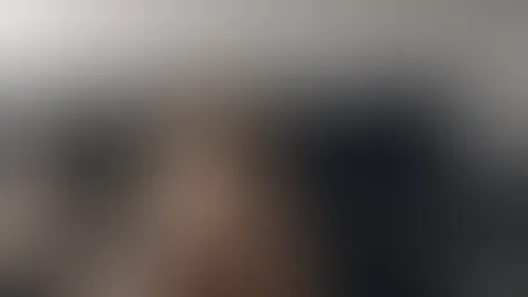 Rückenlage heißt nicht brav… eher hilflos grinsend, während ich genau bekomme, was ich will. Wer traut sich? 😈🔥
