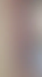 „Verlier dich in meinem Blick, während das Tuch meine Haut nur sanft umschmeichelt – noch halte ich es fest … doch vielleicht nur, bis du nah genug bist, es mir abzunehmen.“