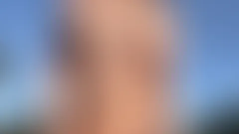Wie wäre es mit nackt am Pool chillen? 😎 also ich will keine Bikini-Streifen haben 😜