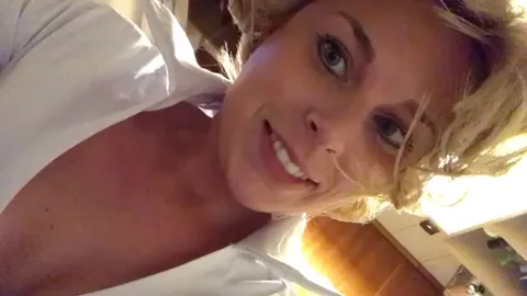 Im Schulmädchen-Outfit gefalle ich mir ganz gut. Damals und heute. Mit Dildo und geilen Videos. Über 30 Minuten.