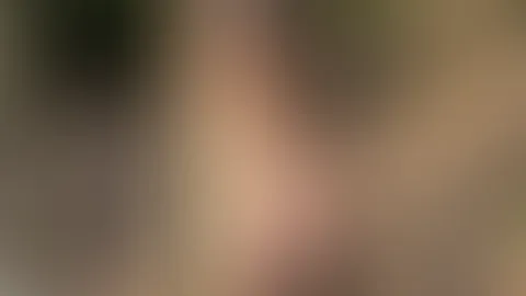 Nackt an einen Baum gebunden. Ich trage nur meine schwarzen Overknees und du näherst dich von hinten…