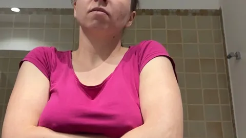 Teen mit geilen Hängetitten