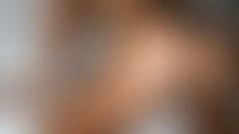 Ich glaube, dieses Bett ist heute Nacht viel zu groß für mich… 😏 Verrat mir: Was würdest du tun, wenn du jetzt neben mir wärst? 💭🔥  Wenn dir gefällt, was du siehst, lass gerne ein Follow da und beg