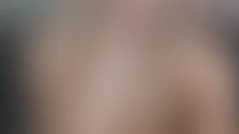 Die Couch ist noch frei… 🛋️ Ich sitze hier ganz gemütlich und frage mich gerade: Wer würde sich zu mir legen? 😏 Ein bisschen kuscheln, ein bisschen quatschen, oder einfach nur den Moment genießen. A