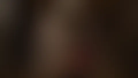 Ich arbeite gern mit erfahrenen Dominas zusammen. Da kann ich noch viel lernen. Gerad unser heutiger Sklave hat eine Session im Käfig dringend nötig.