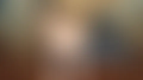 Nackt beim Staubsaugen mit Gesicht