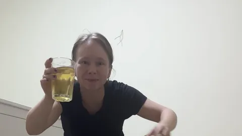 Ich pinkel in ein Glas und masturbiere